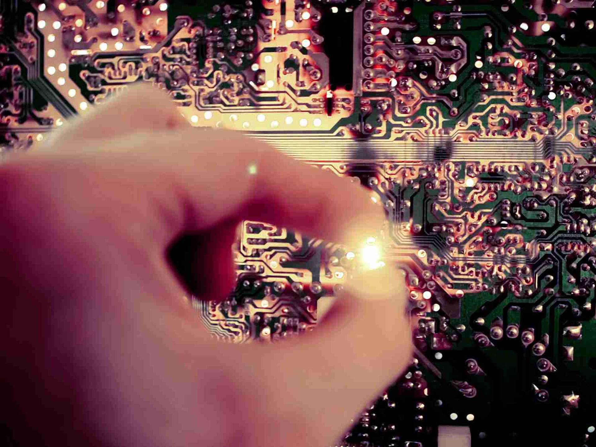 中芯國際籤12億光刻機大單　或成全球第三大晶片工廠｜巨子點評