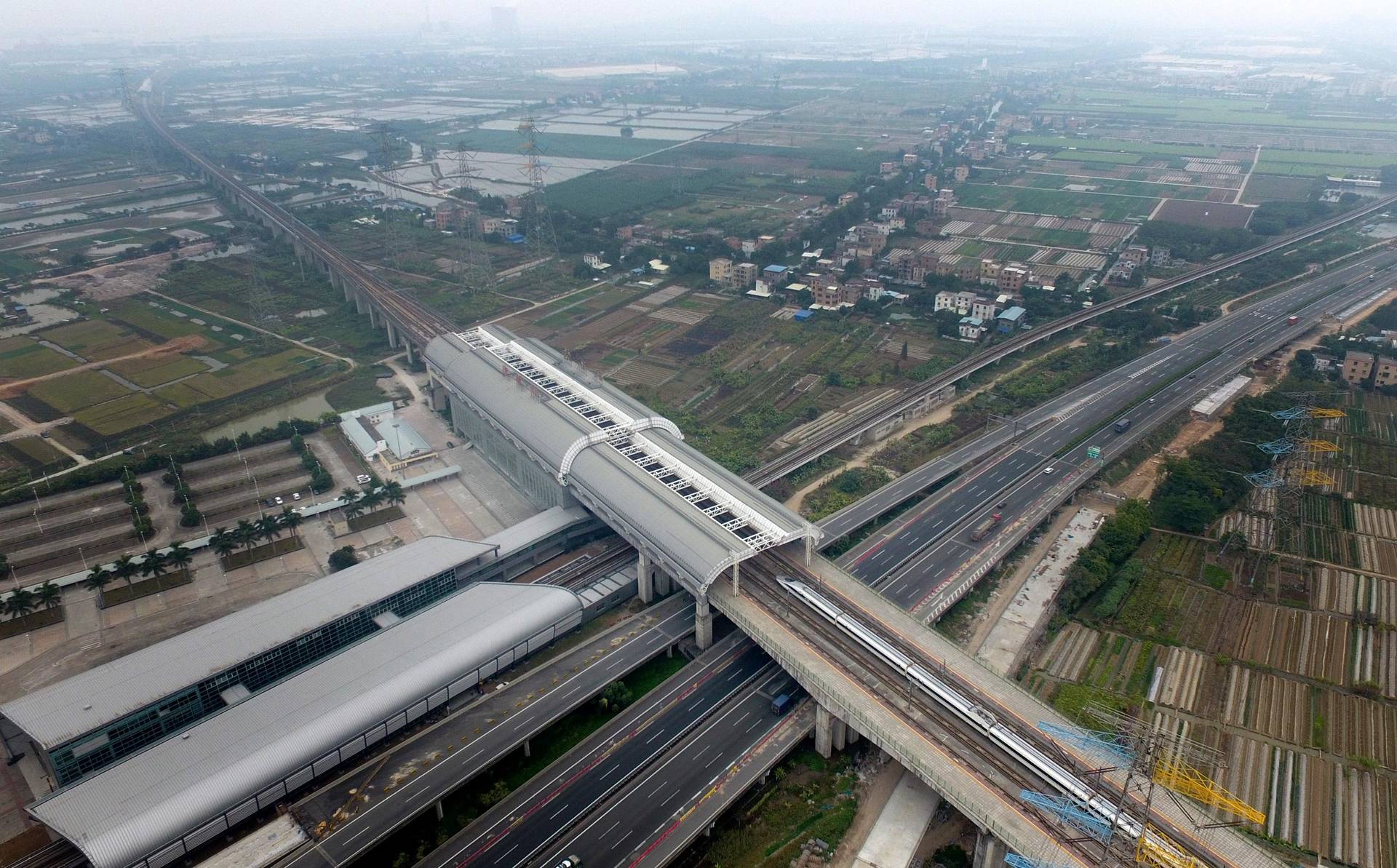 大灣區也出了大事，高鐵開進「地鐵」