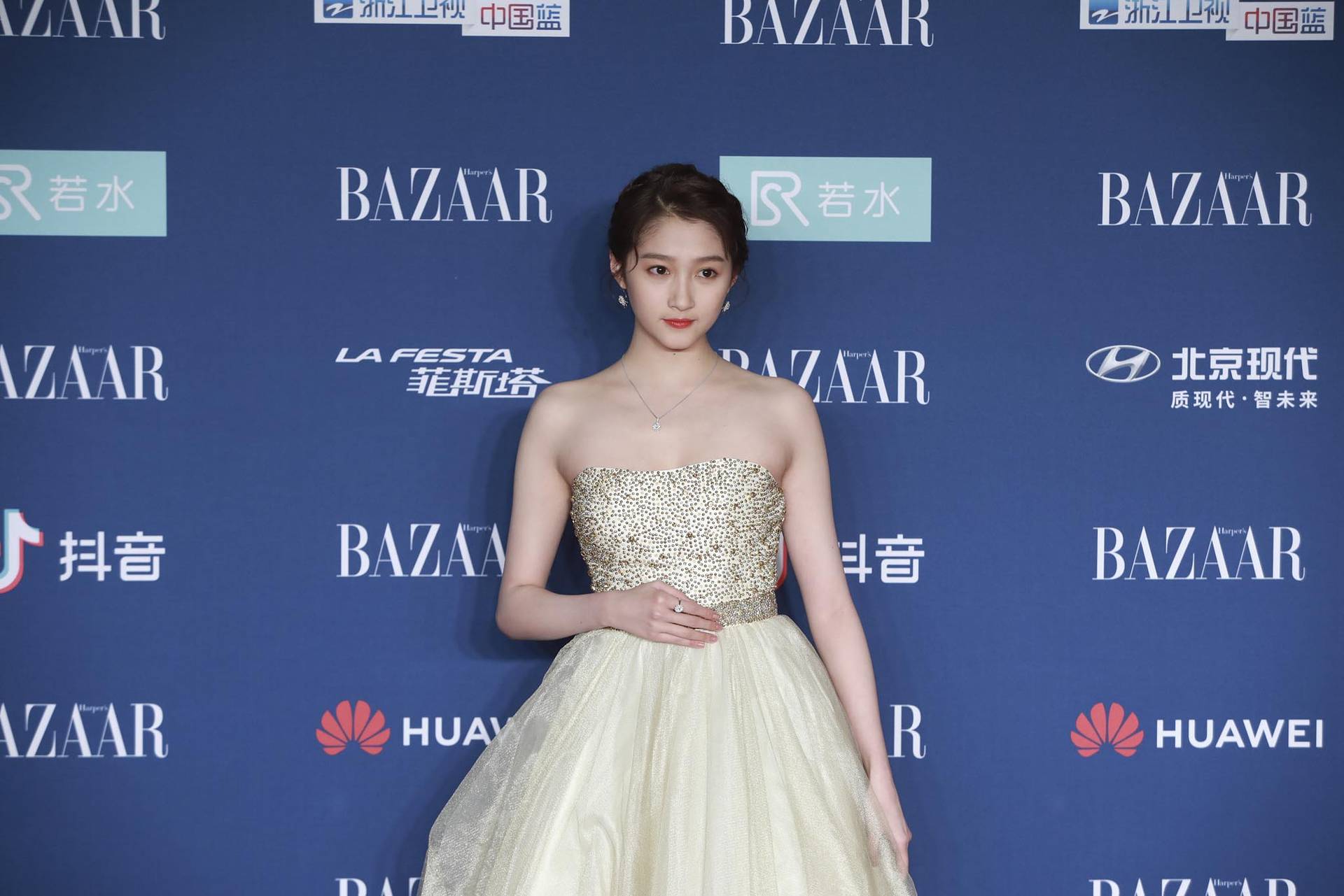 關曉彤及關聯奶茶公司涉經營糾紛被起訴　加盟商在線討說法