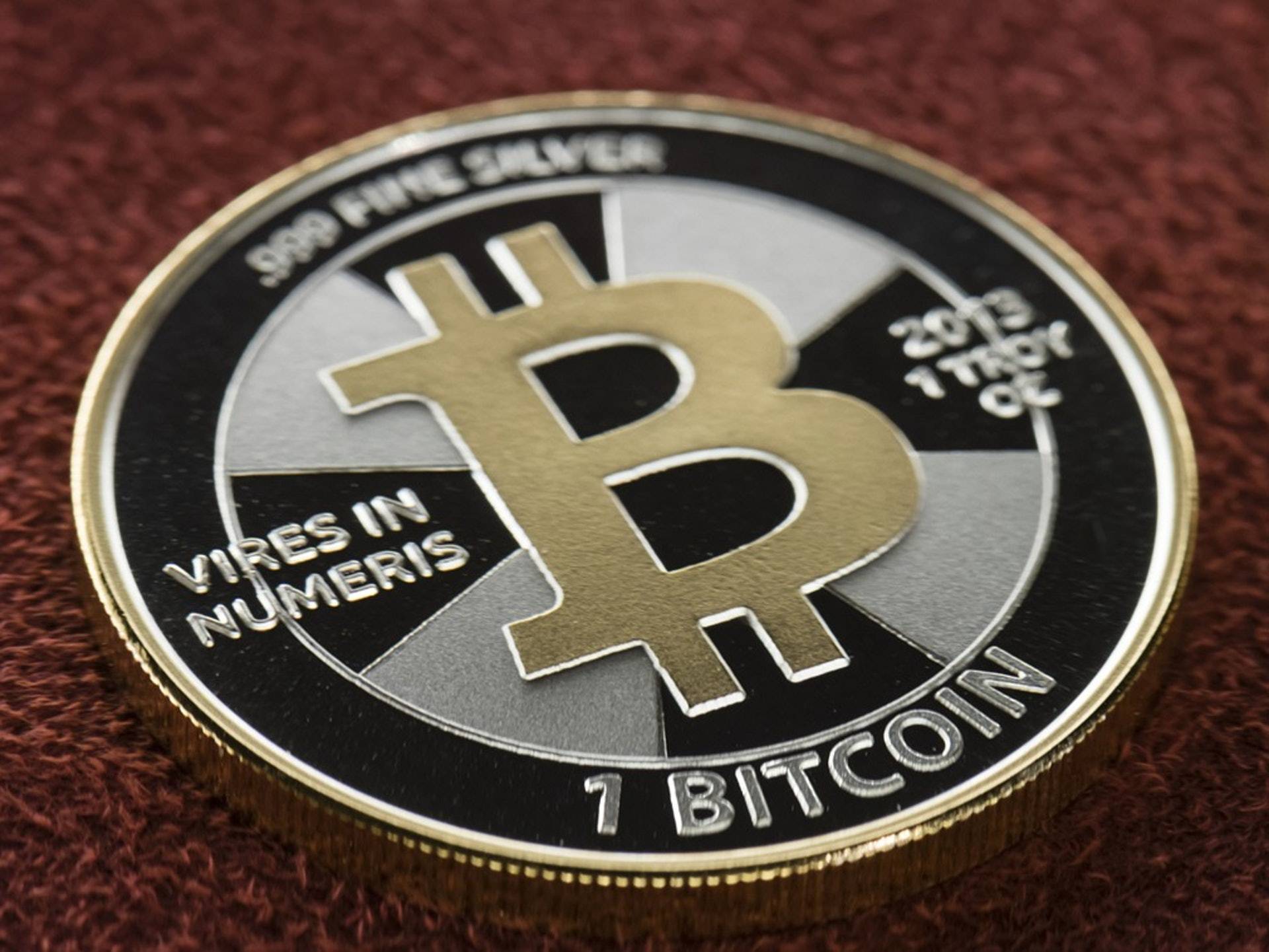 Bitcoin挫逾5%失守3萬美元　瑞波幣瀉一成