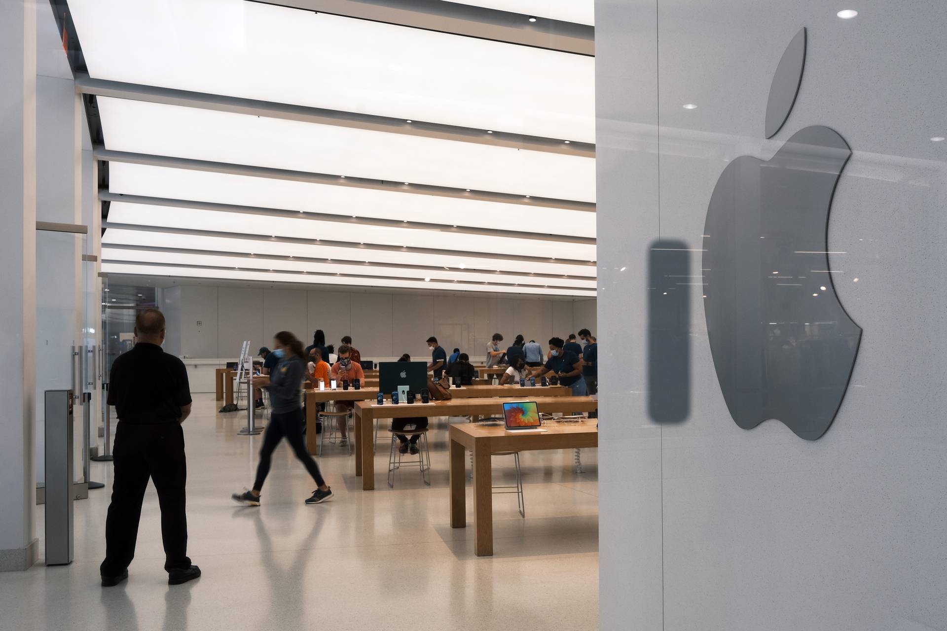 英國17家蘋果Apple Store恢復接待非預約客户　此前只能預約進入