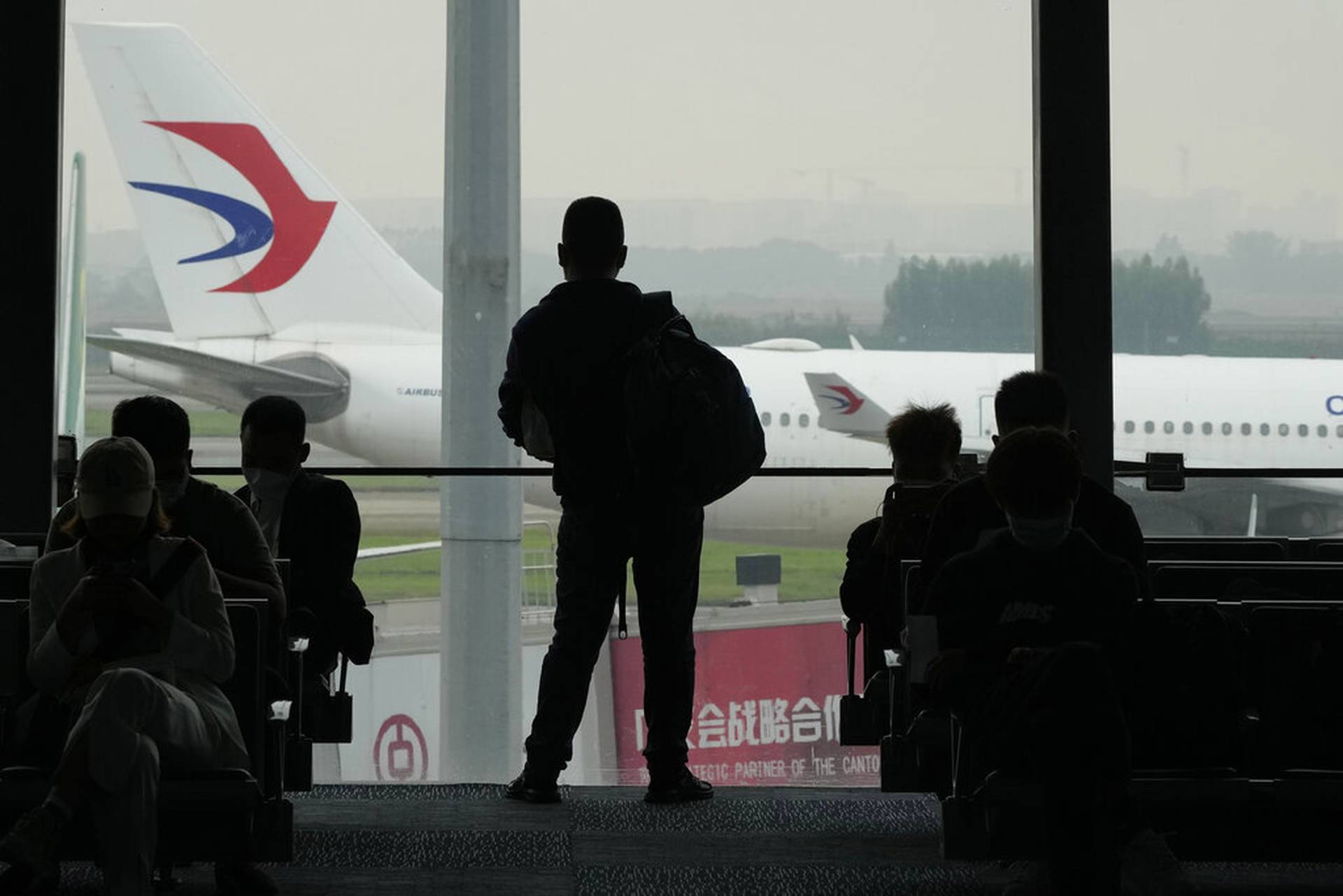 東航MU5735空難｜美國NTSB調查人員在搭機飛往中國途中