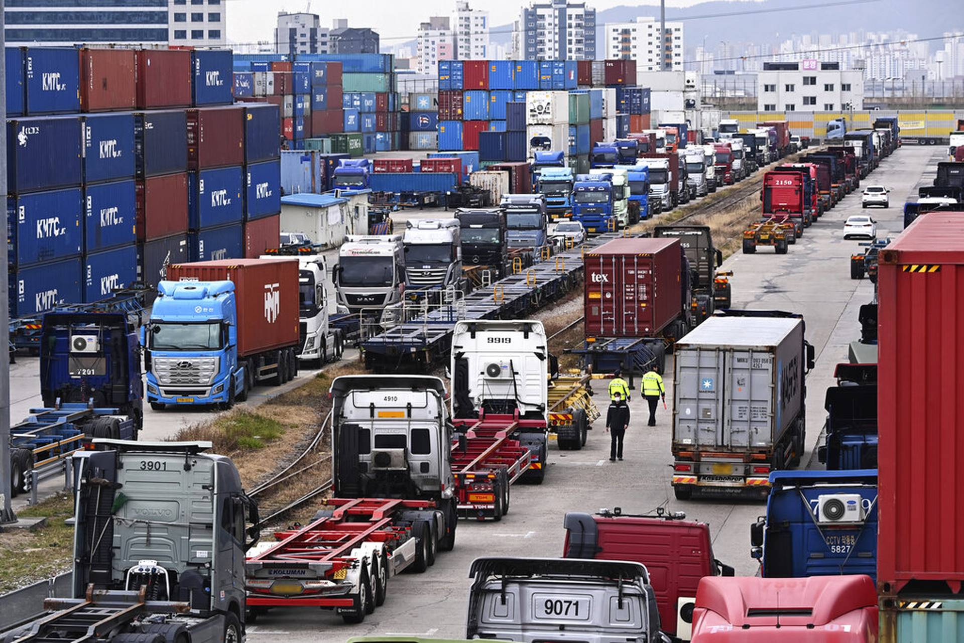 韓國貨運罷工｜談判破裂政府發開工令　強制350人開工