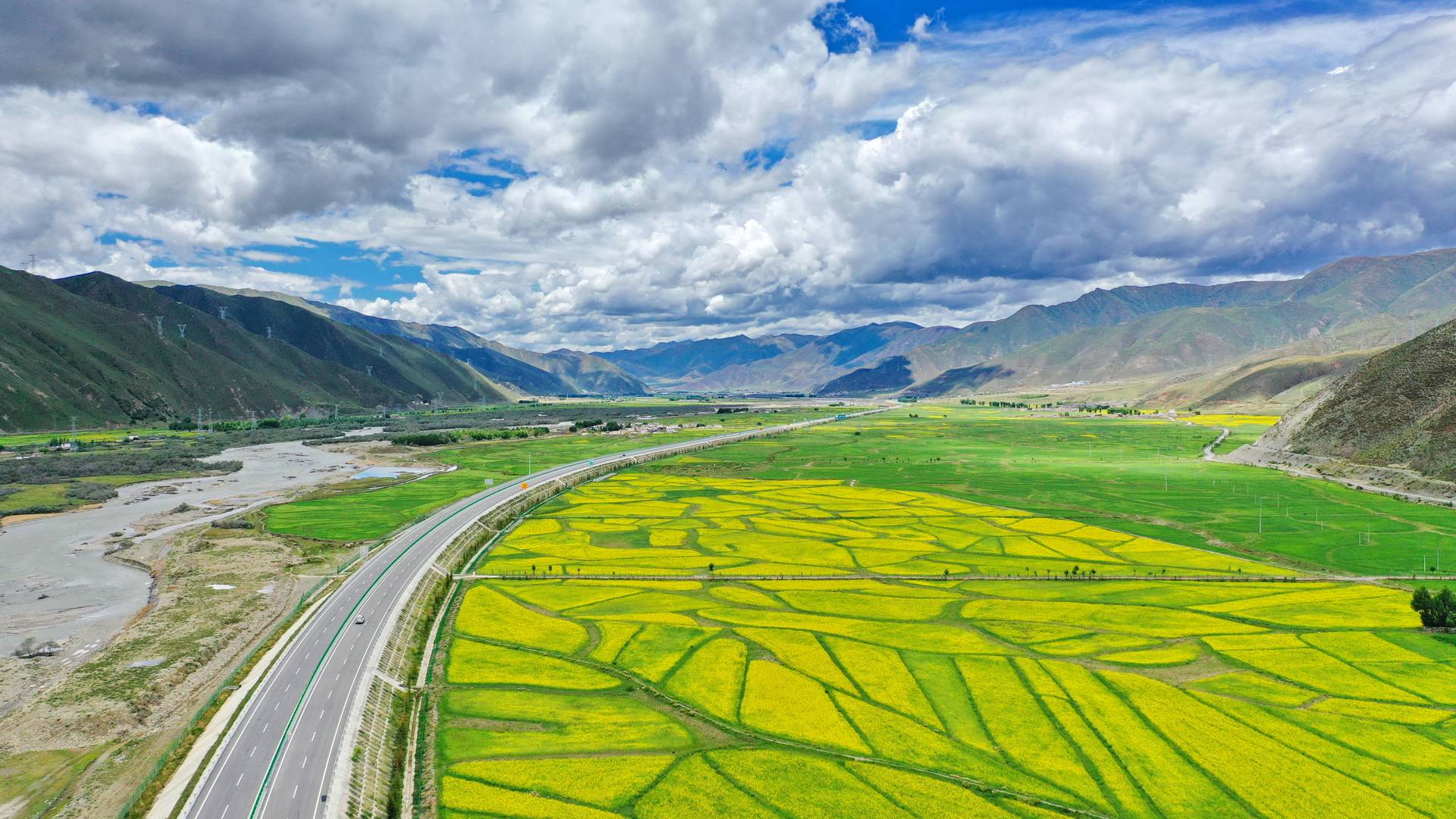 中國首條高原電氣化鐵路正式開通：西藏拉林鐵路全線通車